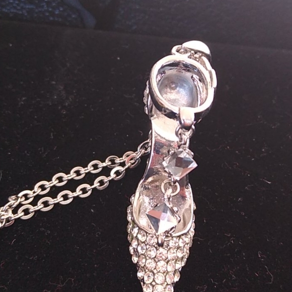 Faux diamond stiletto charm with 14" necklace. - Picture 2 of 8